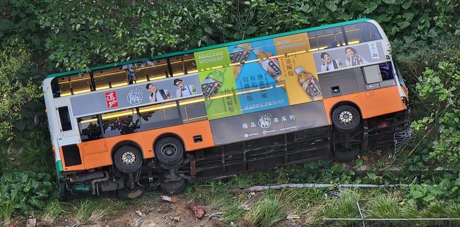 將軍澳康城路巴士翻側，至少31人傷。