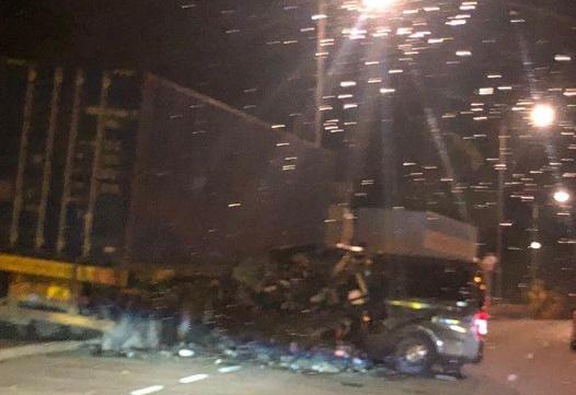 深水埗報失客貨車撼路邊貨櫃車，司機逃逸。(香港突發事故報料區(新版)@FB)