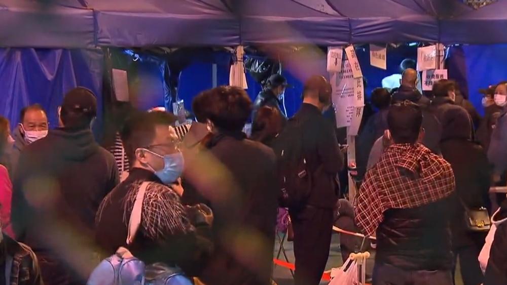 深水埗檢測站有約200市民排隊至凌晨，一度鼓譟。(電視截圖)