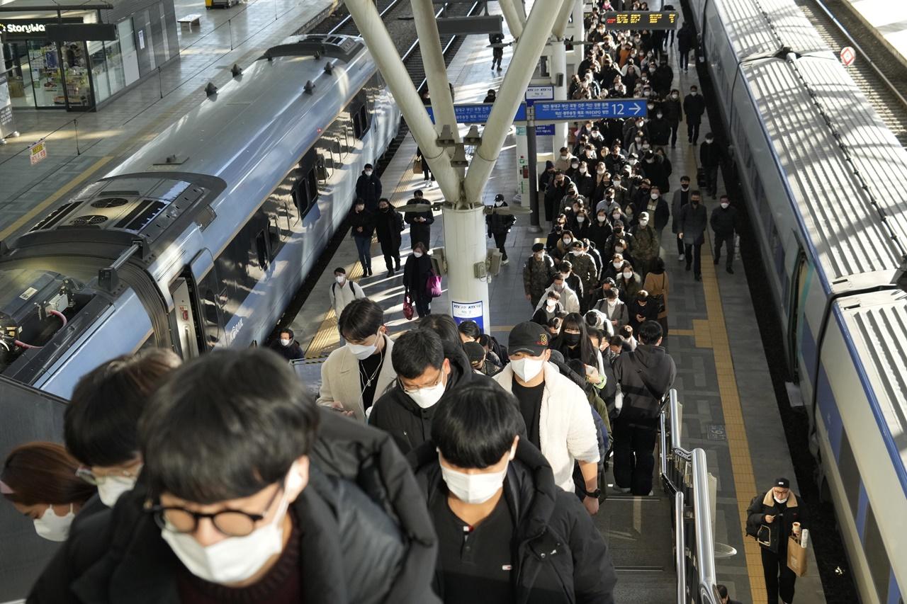 南韓放寬室內口罩令，進入醫院公共交通工具仍須佩戴。(AP)