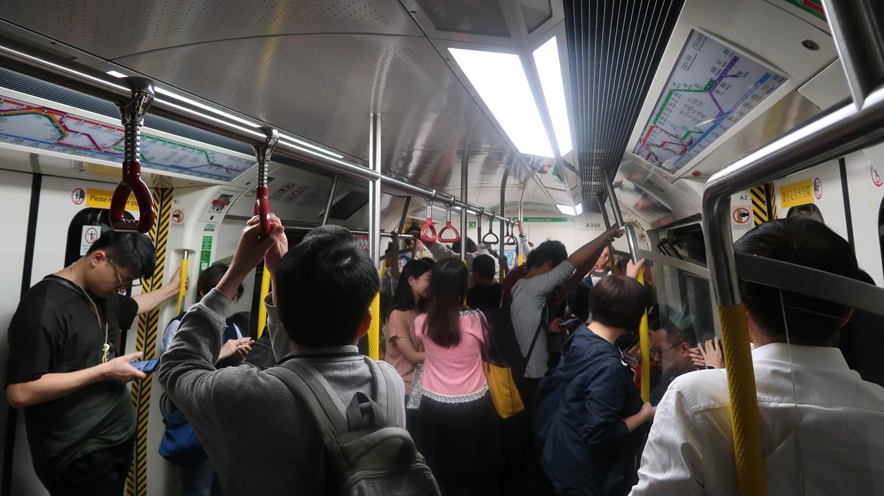 年三十，港鐵提供通宵服務。(資料圖片)