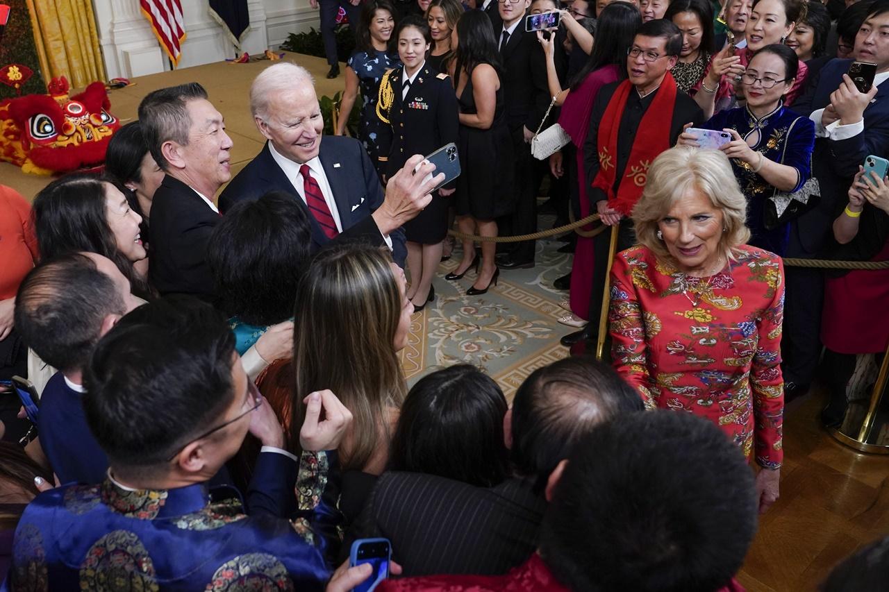拜登主持農曆新年慶祝活動，期間悼念近日槍擊案死者。(AP)