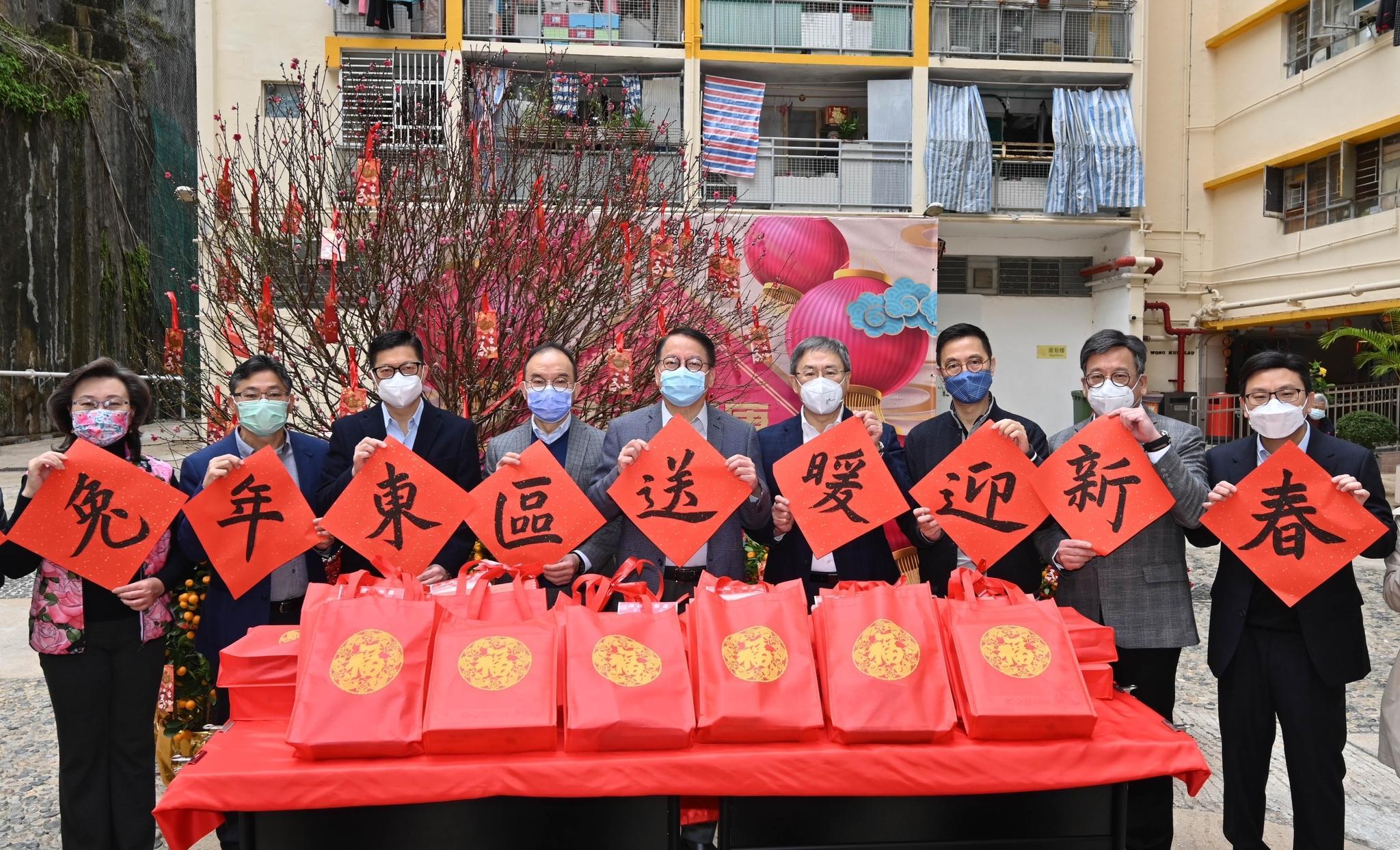 陳國基等聯同多名司局長到東區探訪基層。(政府新聞處)