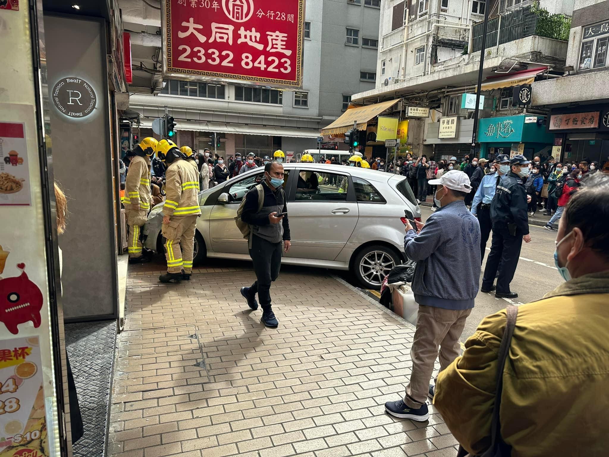 旺角花園街下午有私家車剷行人路，消防在場處理事件。(馬路的事討論區fb圖)