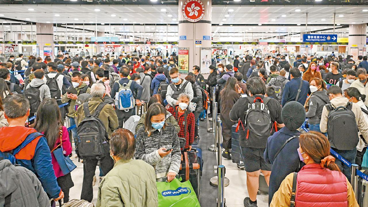 去年尾爆換護照潮 連續3月創新高 通關首9天 北上20.7萬 南下14萬 預告皇崗及羅湖下階段重開