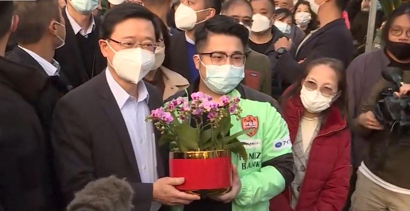 李家超下午到維園花市買一盆350元的蘭花。(直播截圖)