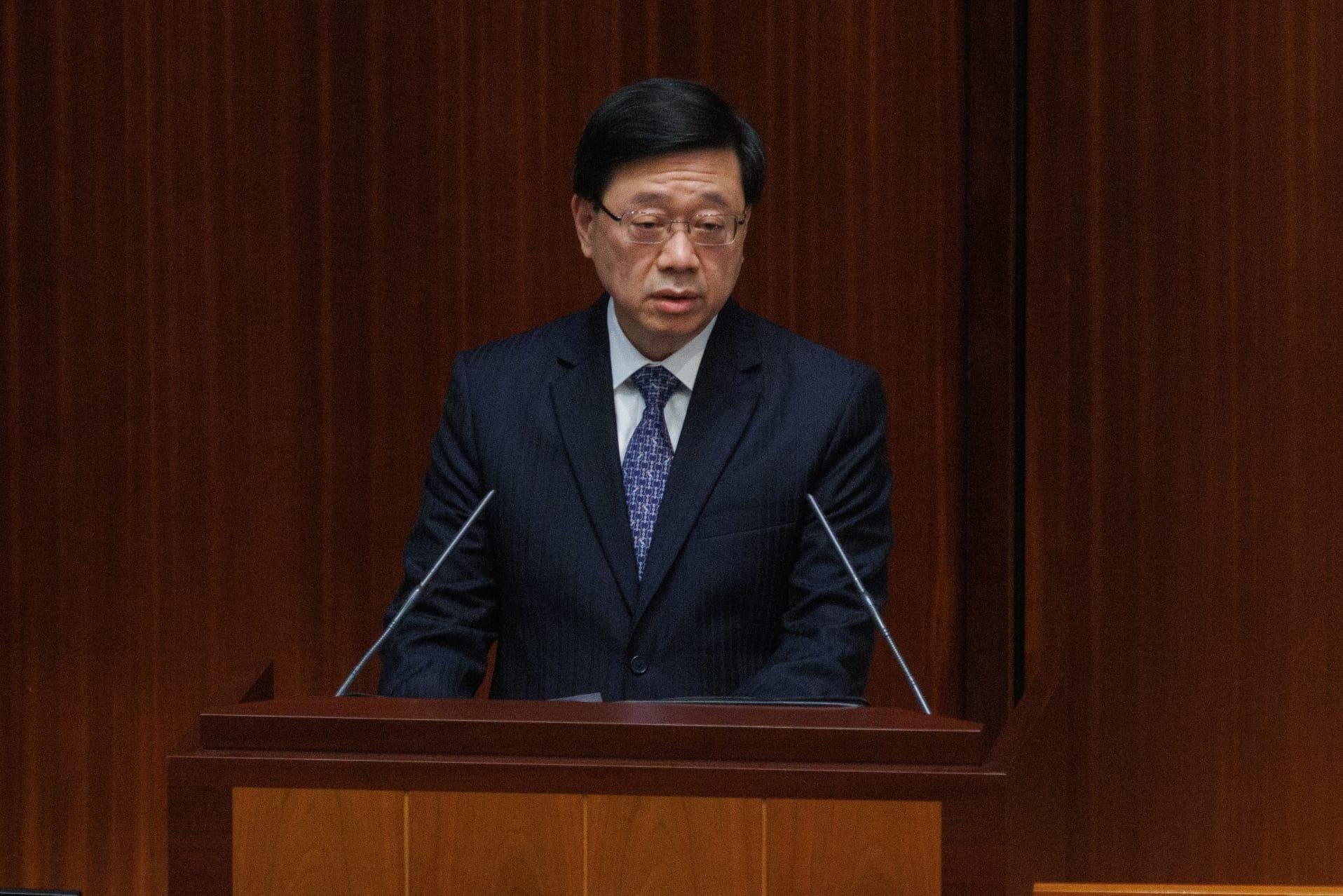 李家超宣布，1月30日起撤銷對感染人士的隔離令。(蘇文傑攝)