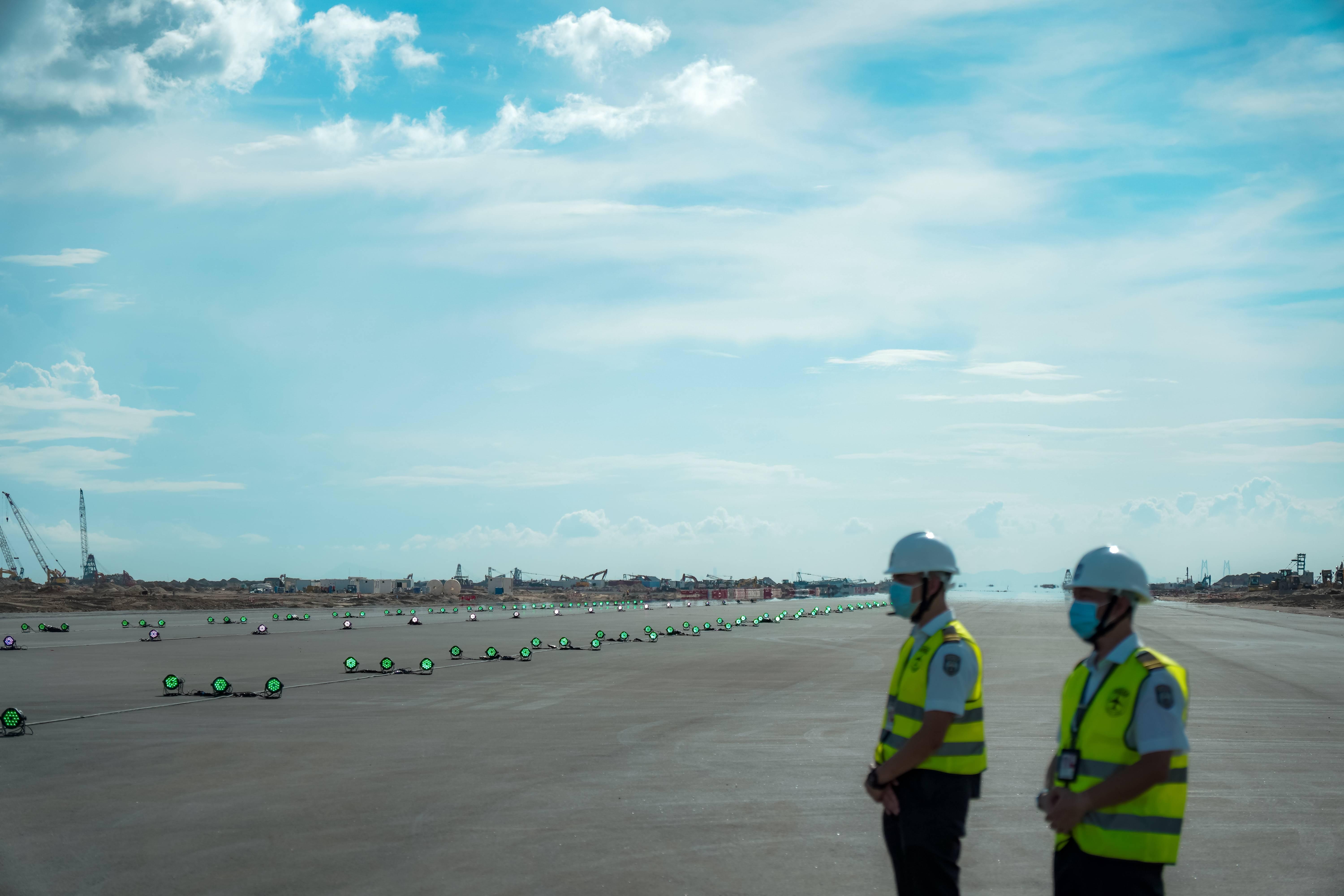 機場男工遭電帶車夾傷手腳 清醒送院治理