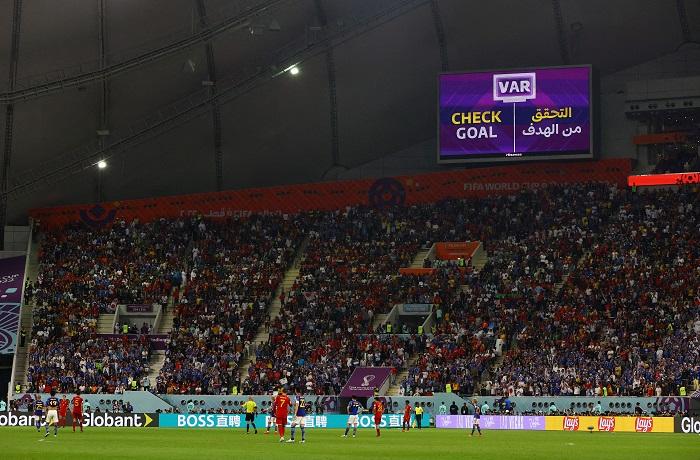 國際足協將試行VAR球證在現場解釋。(路透社)