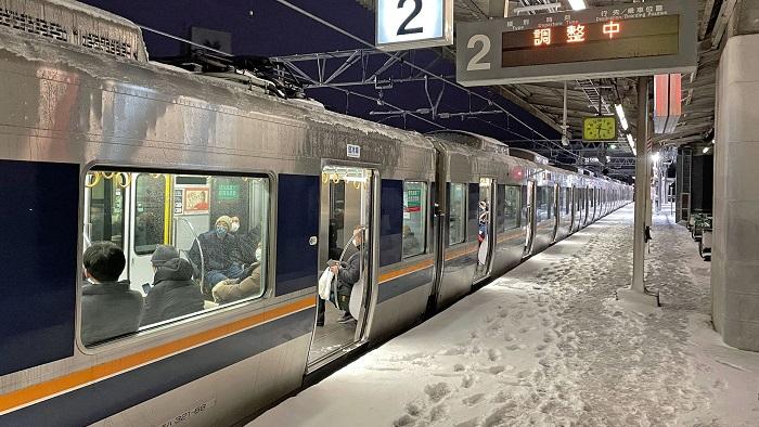 多班列車因積雪延誤。(路透社)