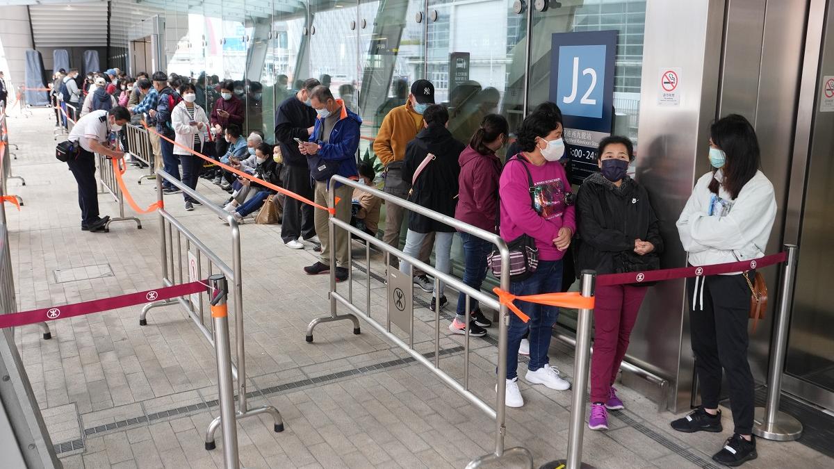 廣深港高鐵香港段1月15日恢復營運，屆時會引入實名制的電子車票，有市民在高鐵西九龍站外輪候買車票。(陳奕釗攝)