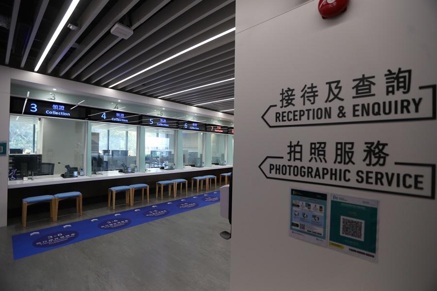 1954年或之前出生港人，須在1月14日前須換領新智能身份證。