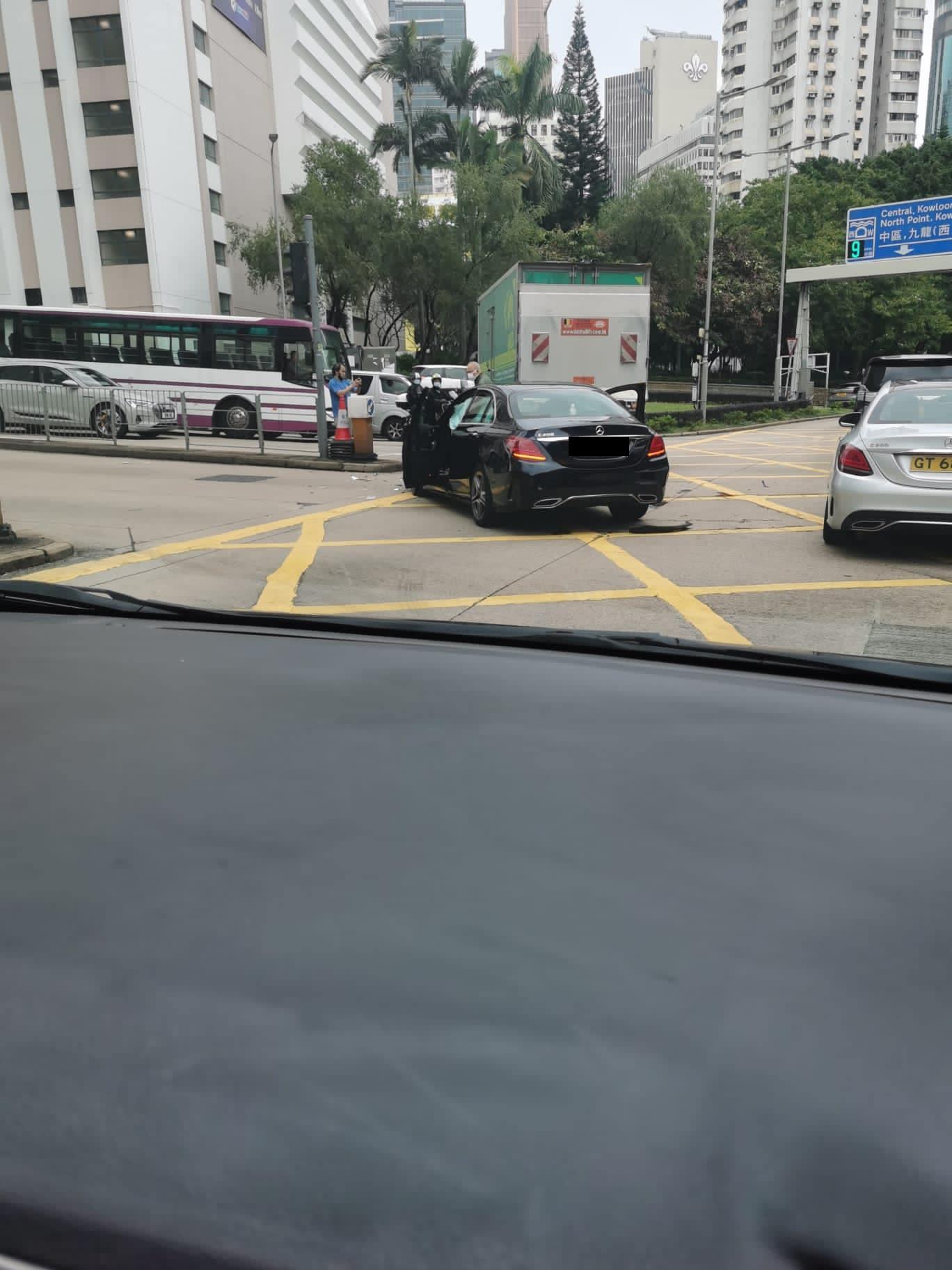 平治與貨車跑馬地皇后大道東相撞 3人受傷送院