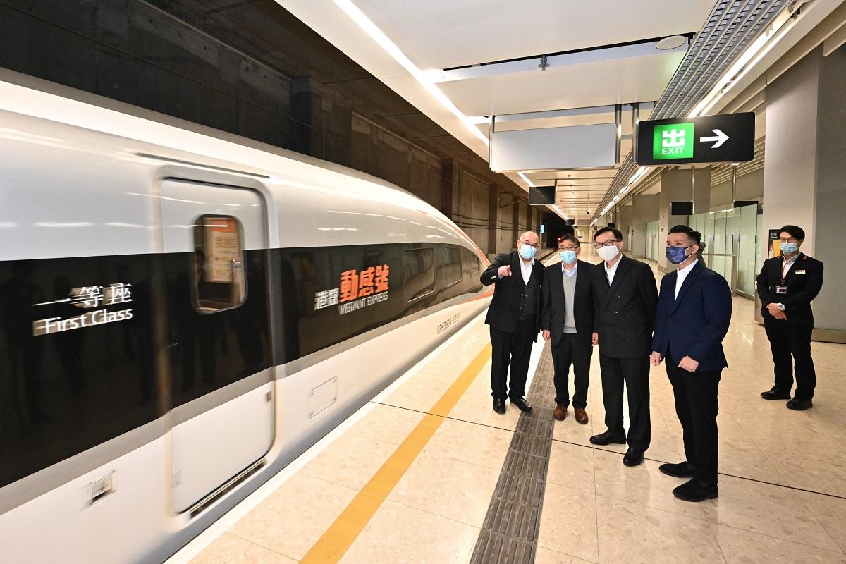 林世雄(左二起)、廖振新和陳閱川到訪高鐵西九龍站視察，並聽取港鐵車務總監李家潤匯報準備通車的進展。(運輸及物流局FB)