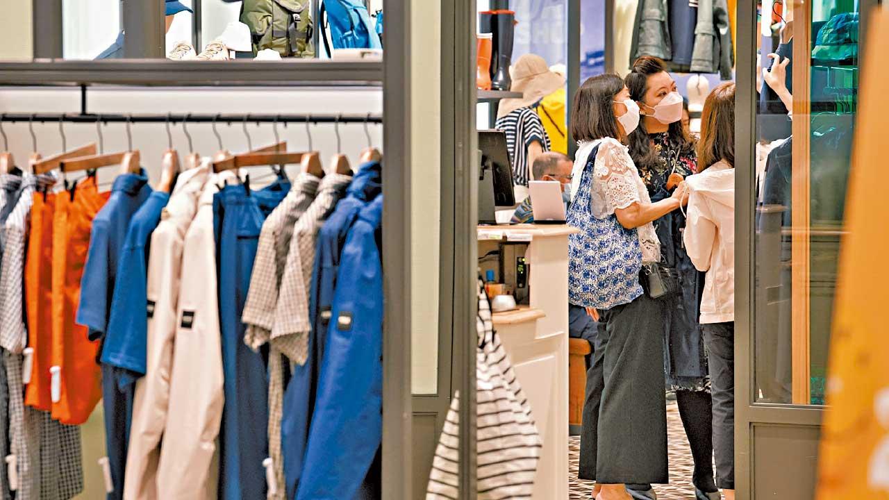 零售銷貨值按年跌4.2%  百貨公司貨品挫兩成