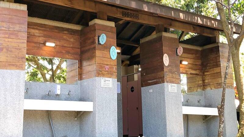 去公廁以屁股懸空姿勢排尿，恐排得不夠乾淨，甚至可能導致尿道炎。(互聯網)