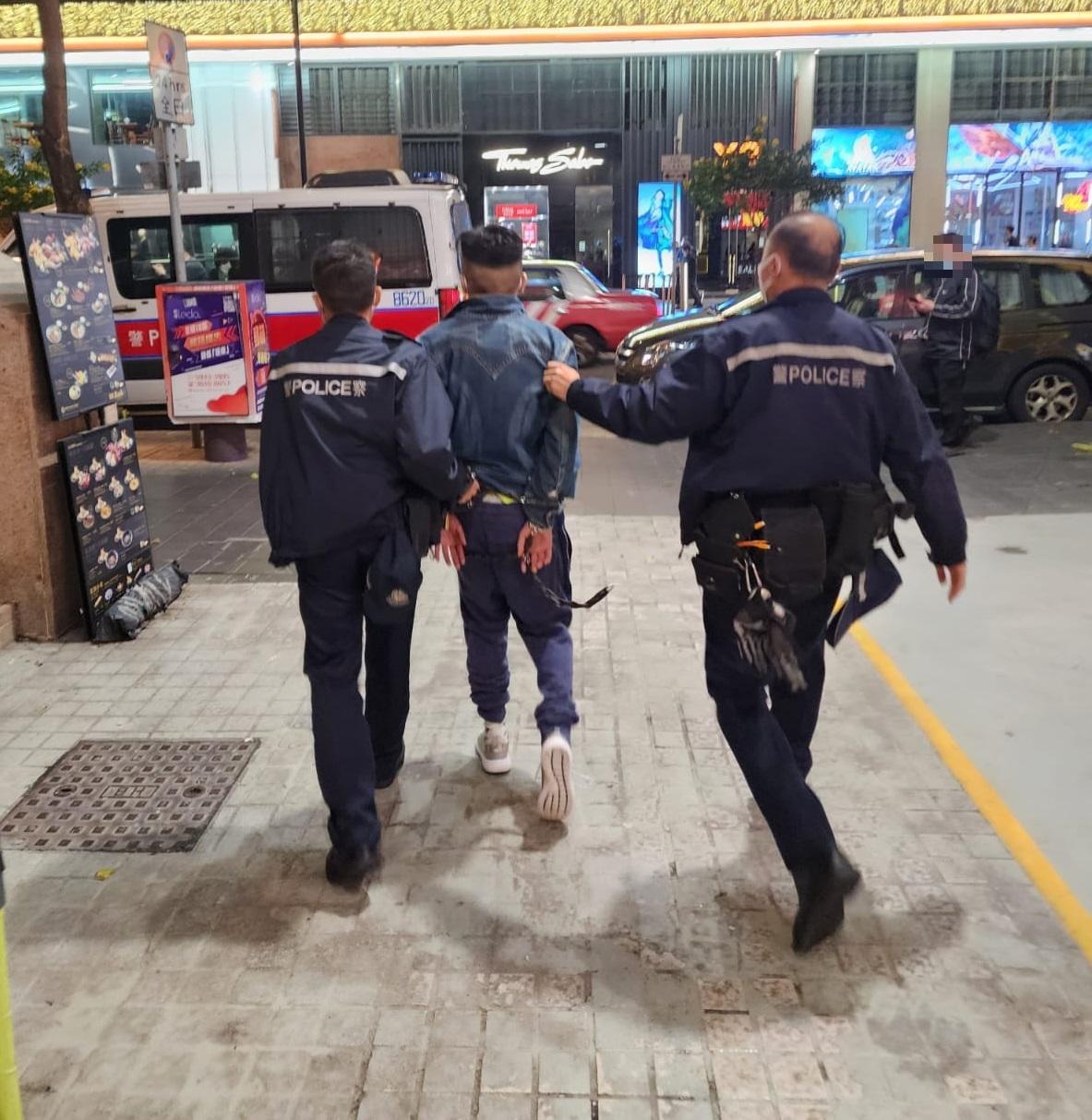 警百德新街搗破毒窟　拘4本地男檢市值3萬元冰毒