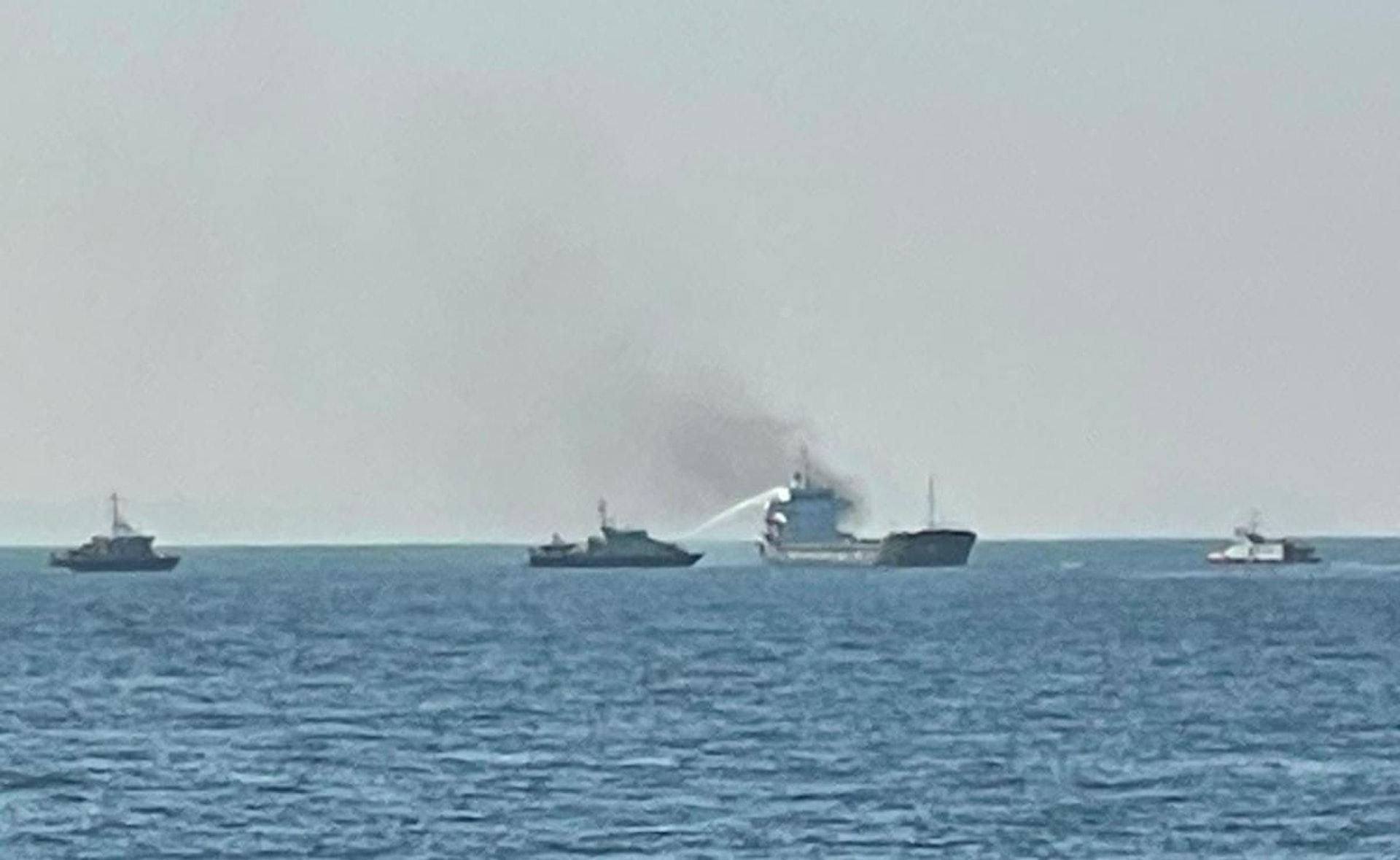 南丫島對開海面貨輪起火　至少1船員死亡12人待救