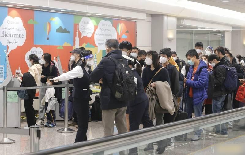 台灣要求經港澳轉機抵台的大陸旅行出示核酸或快測陰性證明。(互聯網)