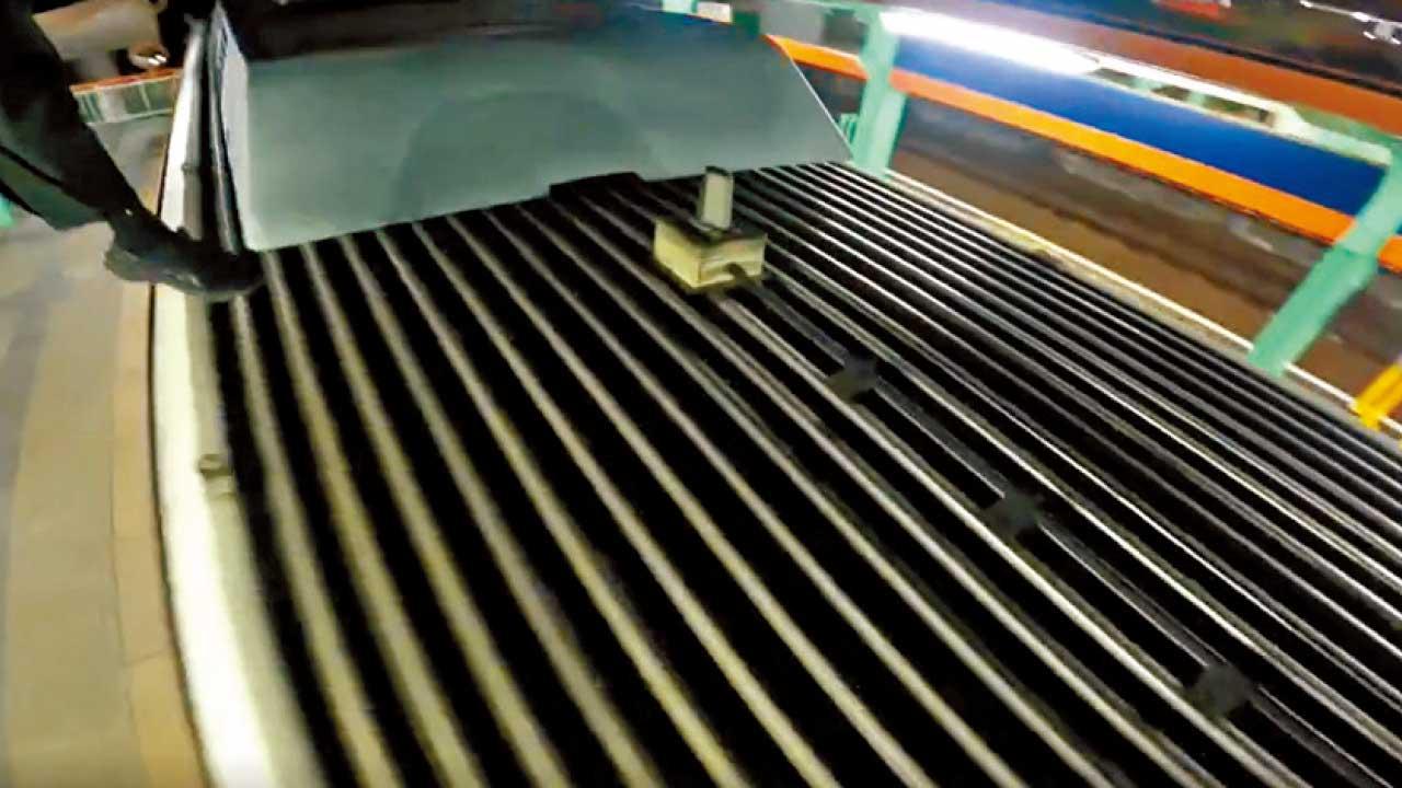 青年疑走上輕鐵頂天秤拍攝