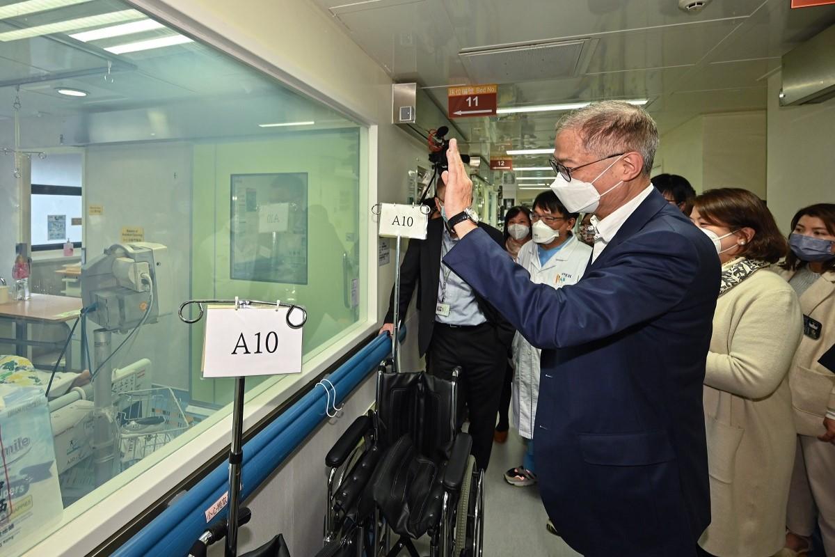 盧寵茂(右二)與李夏茵(右一)視察伊利沙伯醫院並巡視醫院的病房。(政府新聞處)