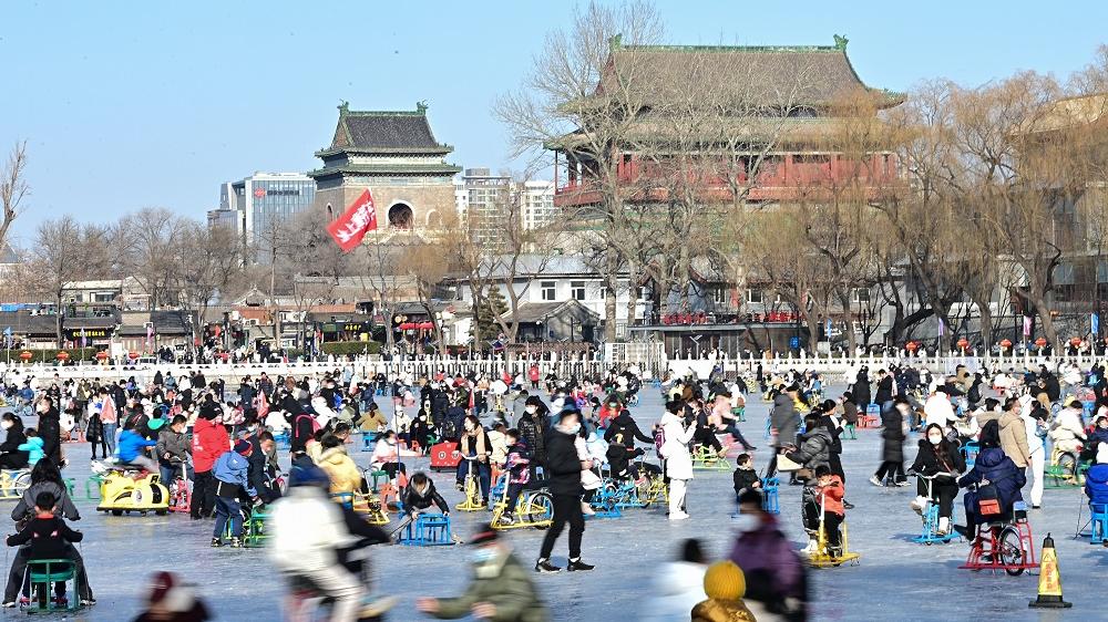 元旦假期間，北京什刹海冰場大批遊客滑冰。(中新社)