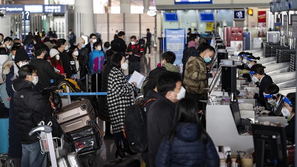內地本月8日起有序恢復出境旅遊，民眾在首都機場日本航空公司的值機櫃檯排隊等待辦理登機手續。(中新社)