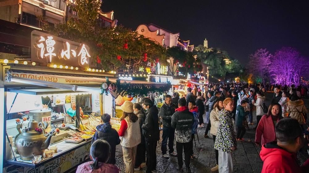 農曆新年期間，廣西柳州窑埠古鎮商業街區人頭湧湧。(中新社)