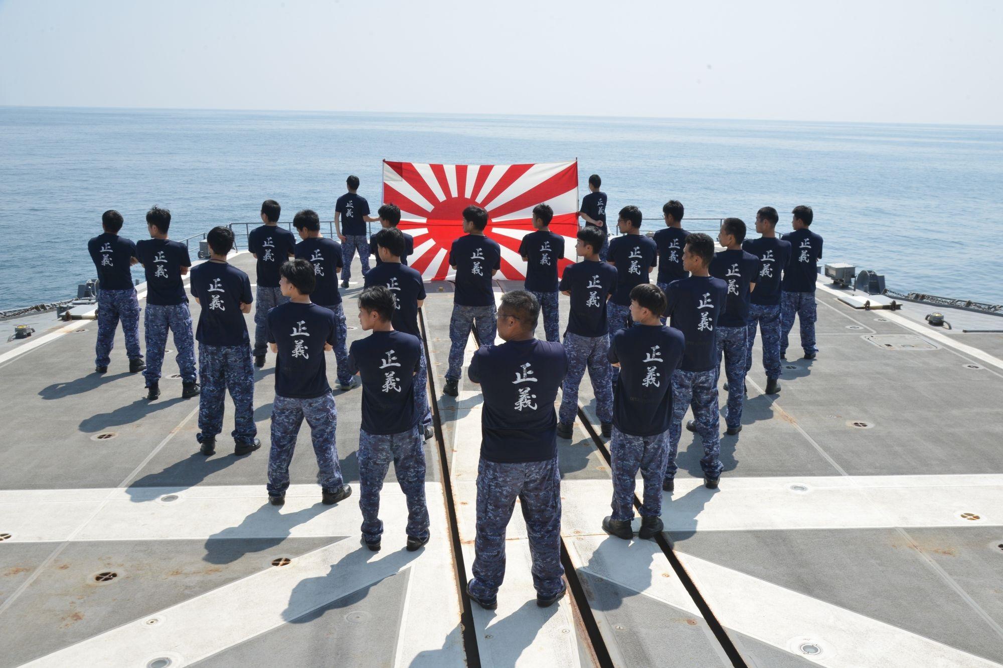 日本海上自衛隊擬模仿《One Piece》拍照。(Twitter圖片)