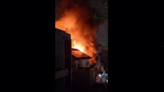 日本和歌山市上周末發生大火。(網上截圖)