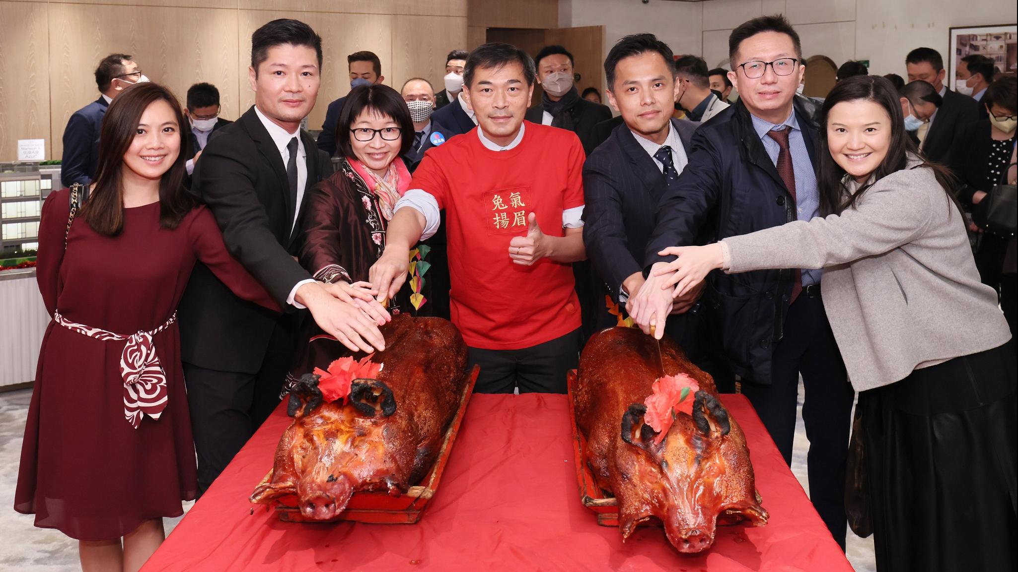 會德豐兔年新春團拜切開單金豬 寓意生意興隆