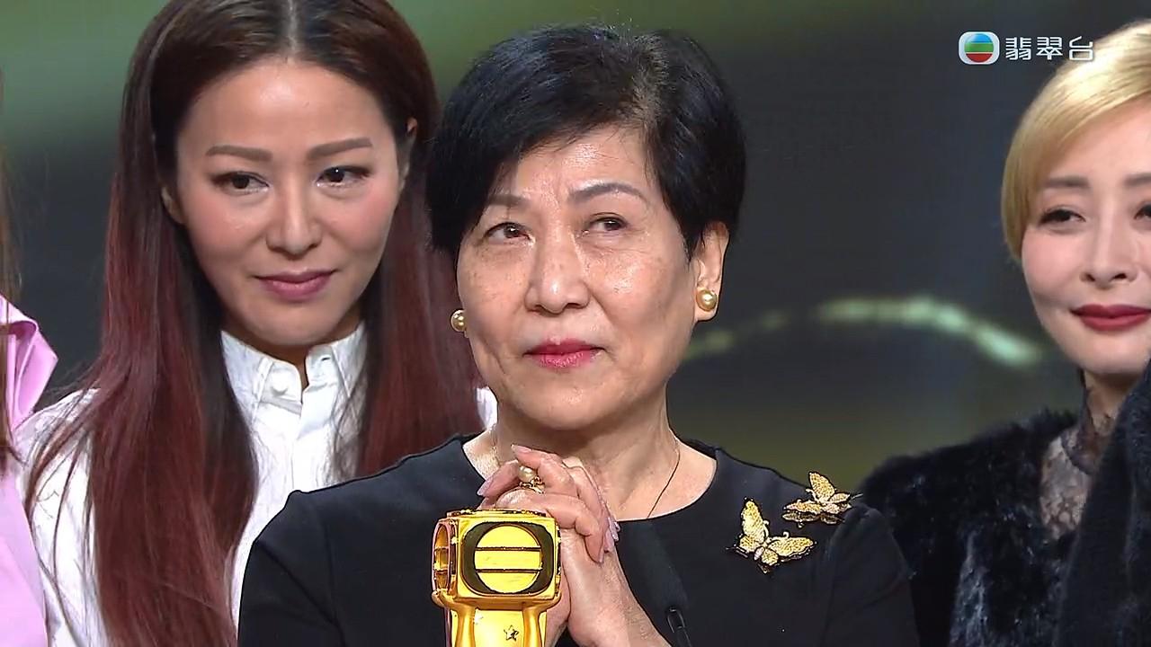 台慶頒獎禮2022｜曾勵珍萬千光輝演藝大獎 上台第一件事鬧志偉呃佢