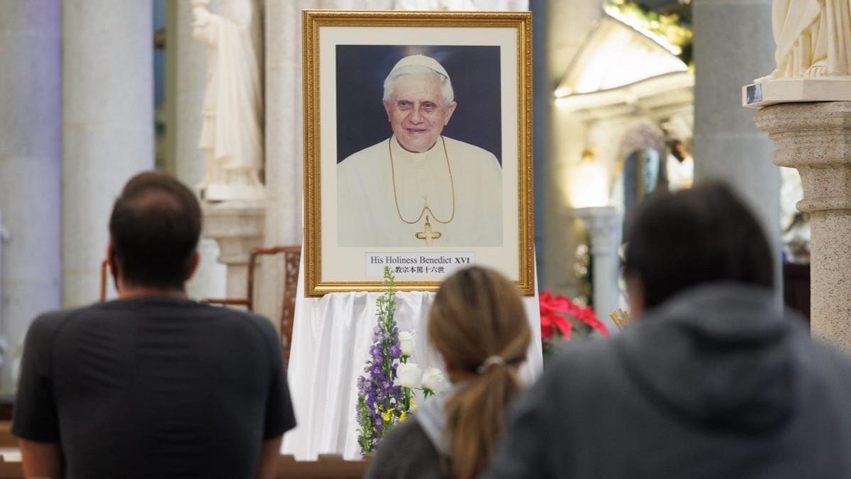有信眾今日到教堂悼念榮休教宗本篤十六世離世。(蘇文傑攝)