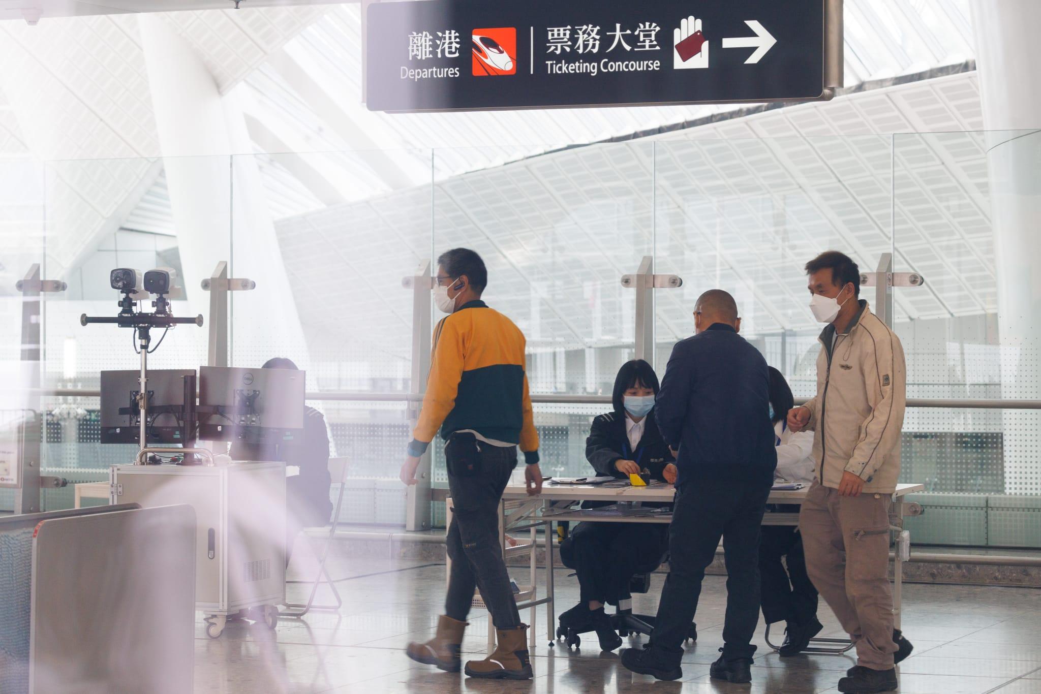 通關｜高鐵即日起試運預備通關   有市民到高鐵站打算購票 (蘇文傑攝)