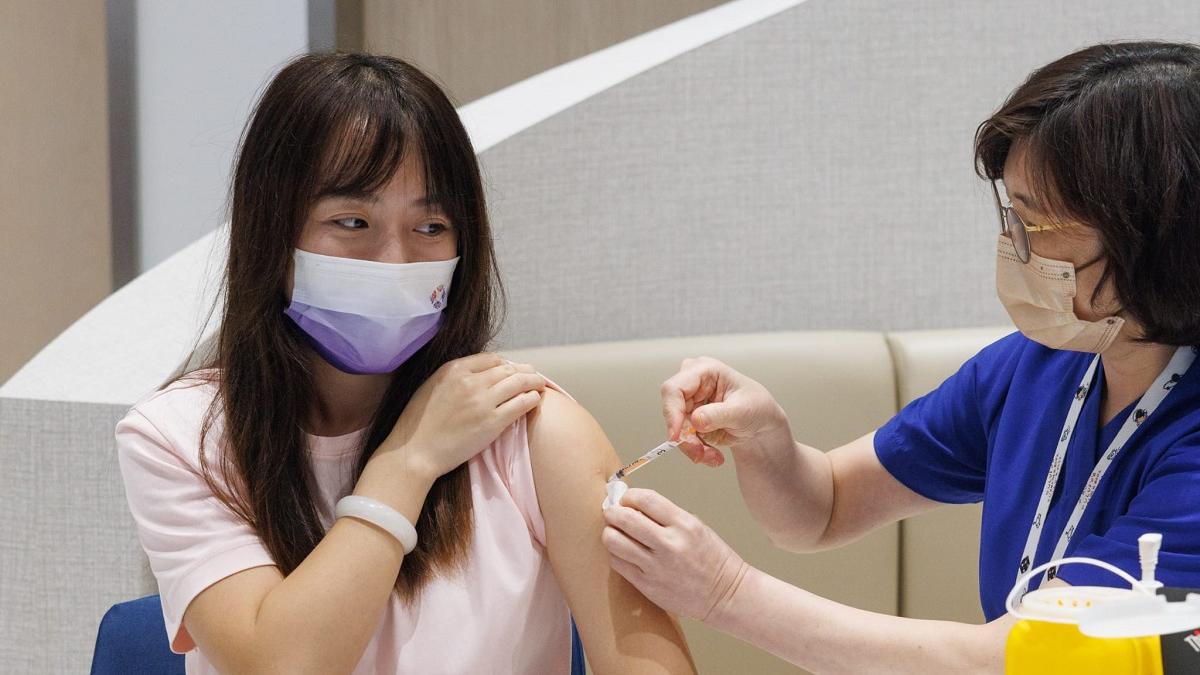 李小姐(左)今日自費接種復必泰二價疫苗。(蘇文傑攝)