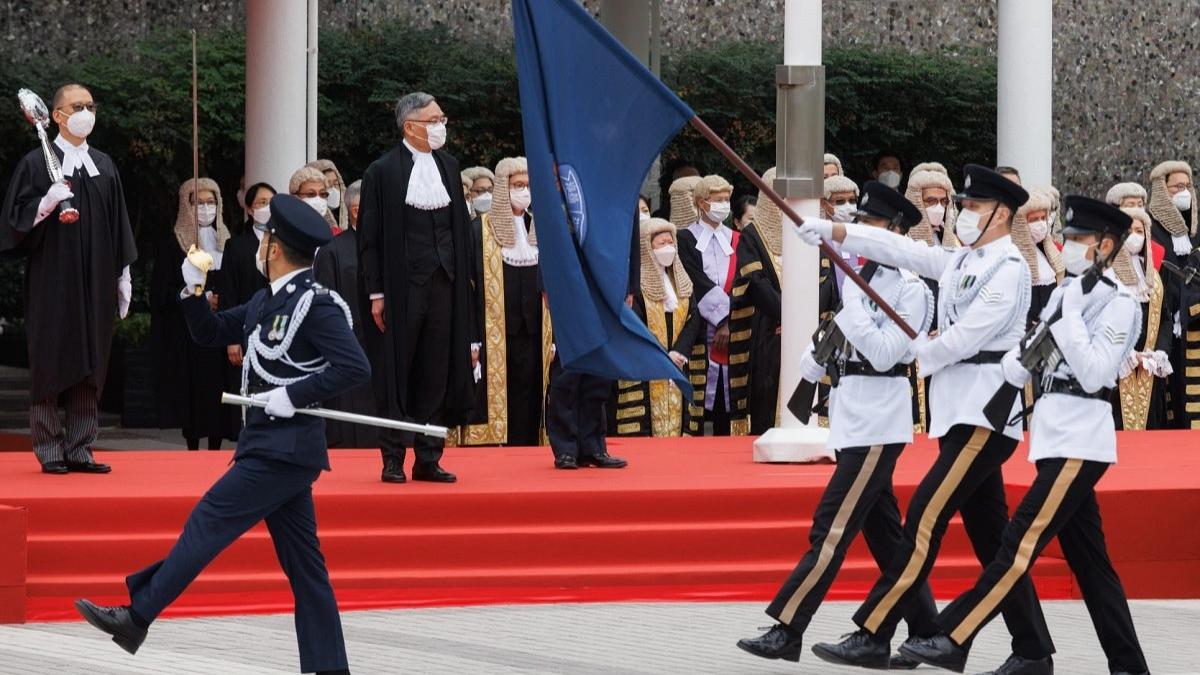 今年法律年度開啟典禮恢復實體舉行，張舉能在愛丁堡廣場檢閱香港警察儀仗隊。(蘇文傑攝)