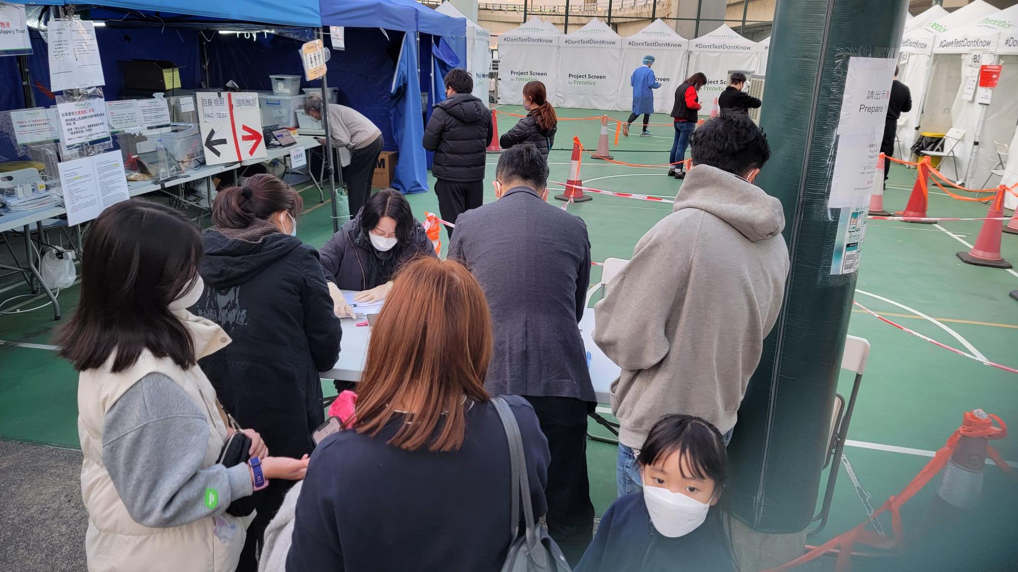 社區檢測中心爆滿現人龍   政府呼籲市民先預約  (鍾式明攝)