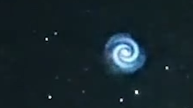 驚人「發光漩渦」橫過星空 掀UFO猜測 究竟係乜？(有片)