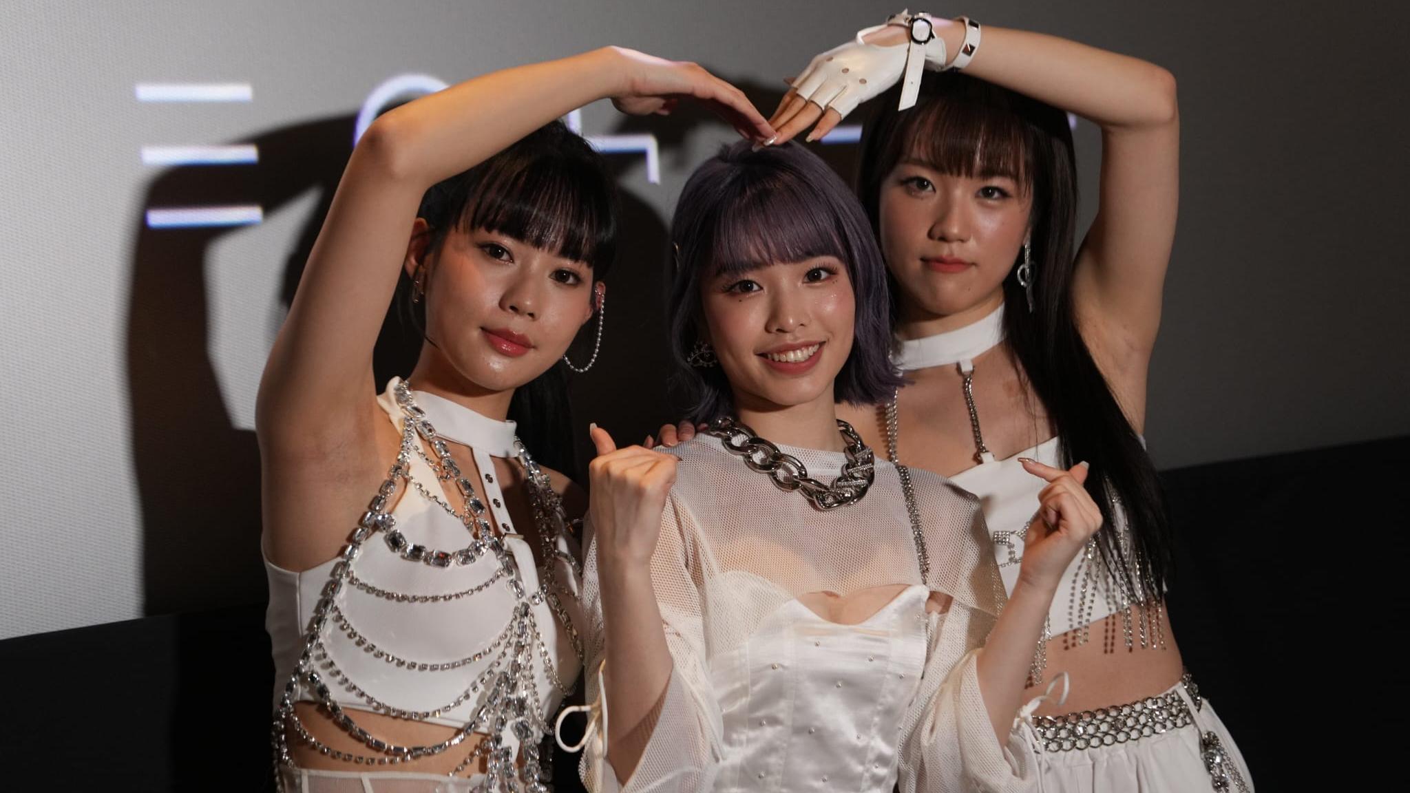 香港新女團EOS首度公開亮相 出道大日子獲杜汶澤越洋打氣