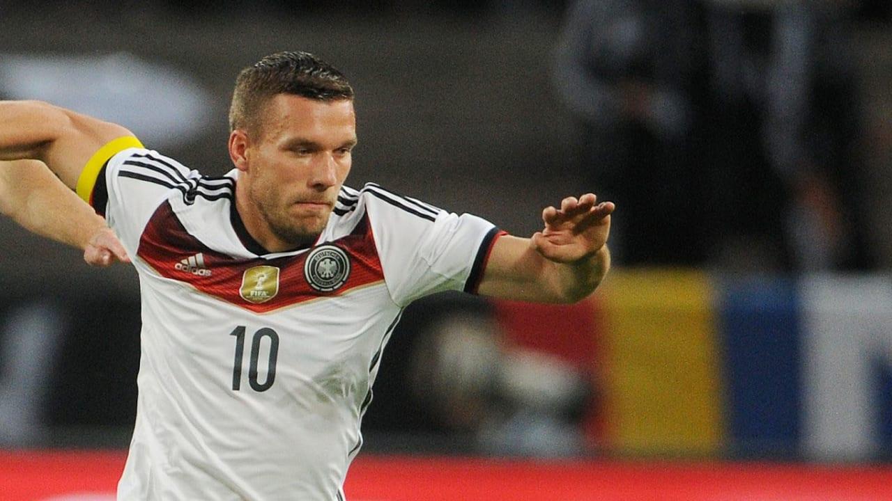 普度斯基日前在波蘭踢慈善賽領紅牌。(資料圖片)