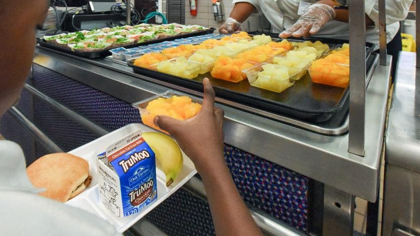 美國農業部為學生在校內膳食提出新的營養指引，將減少餐中的添加糖及鈉。(互聯網)