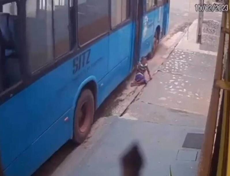 殘疾男子花一番氣力才能下車，未料慘遭輾斃。(互聯網)