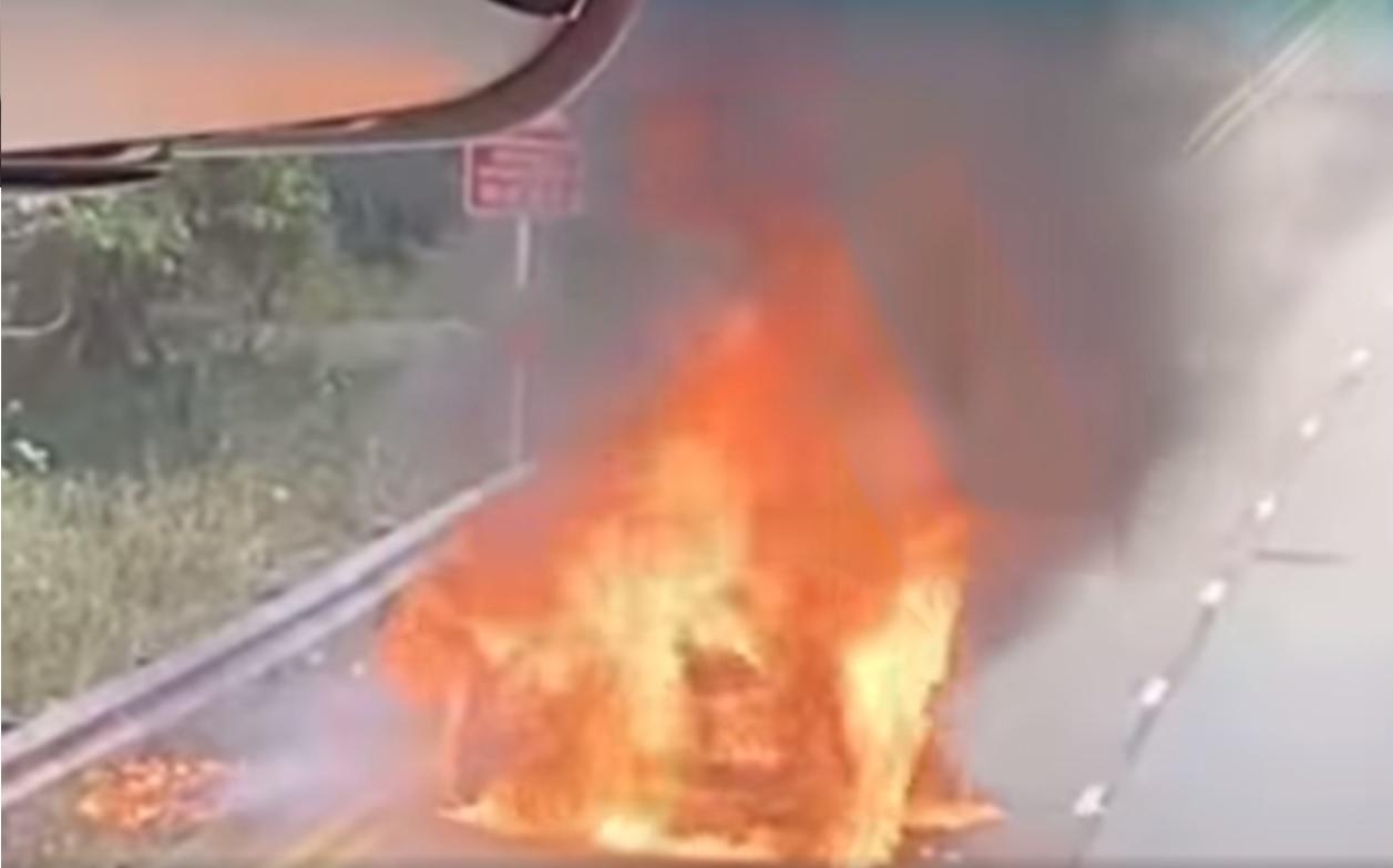 保時捷行馬鞍山路往烏溪沙突然自焚 車主：二手價8萬蚊買咗3日