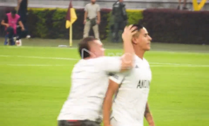 哥倫比亞一個球迷闖入球場對球員施襲。(影片截圖)