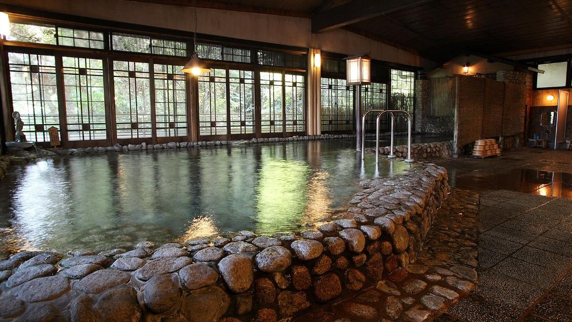 溫泉旅館內的大浴池。(互聯網)