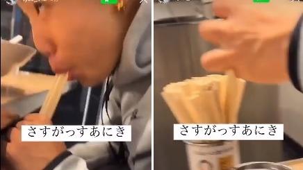 男子把木筷子放進口「吮」(左)，再放回原位(右)。(互聯網)