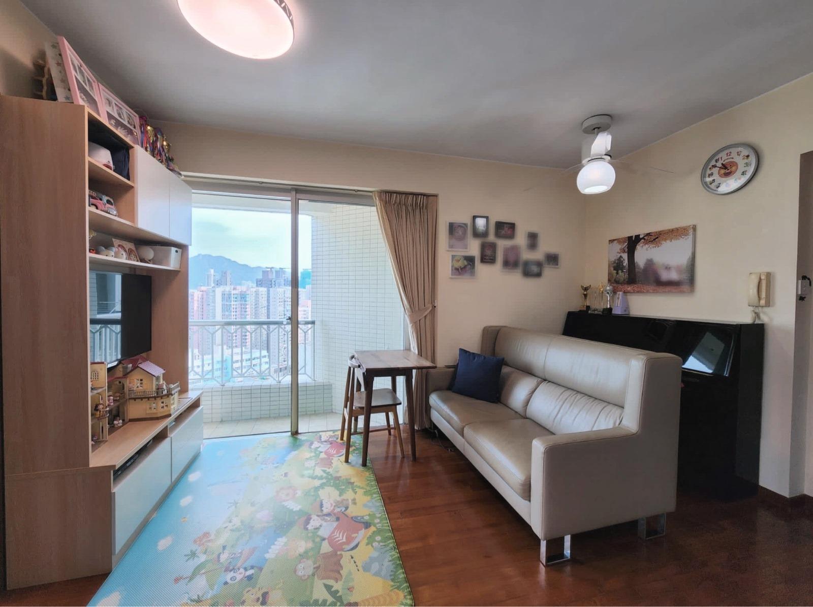 長方形開則大廳，室內光線充足。