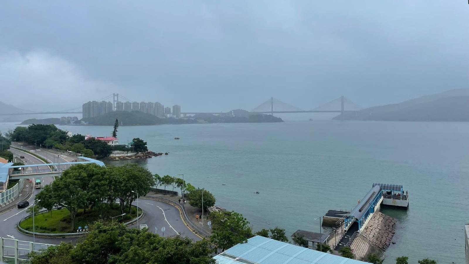 單位向南望海景，遠望汀九橋，視野相當遼闊舒服。