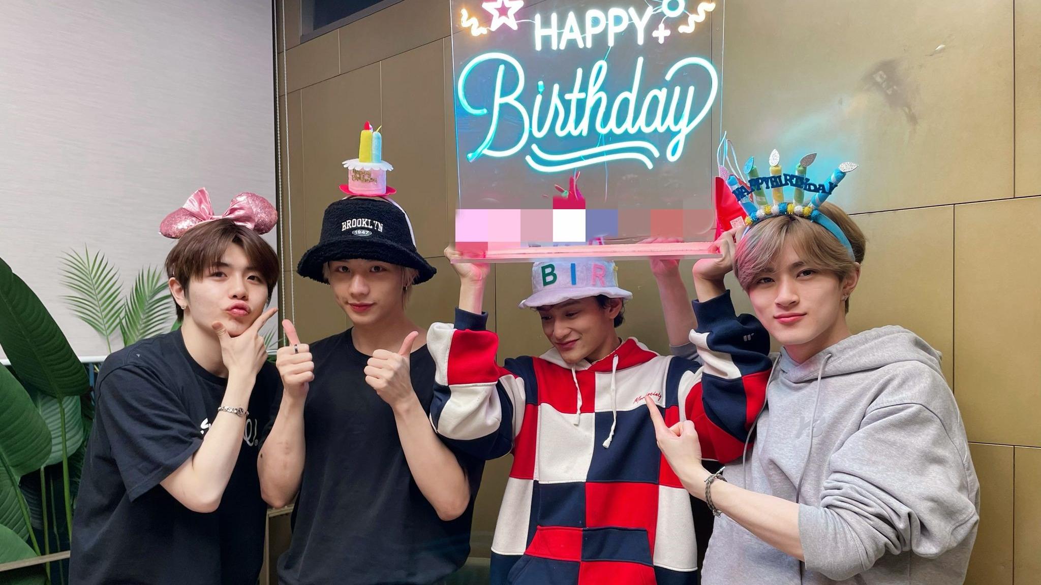 Zayyan（右二）獲Ricky（左一）、Sing（左二）和Leo（右一）請火鍋慶祝牛一。