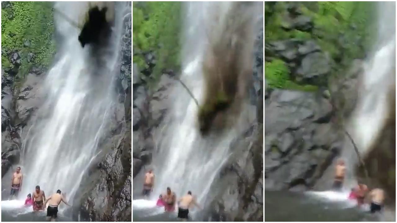 瀑布玩水天降土石流，遊客爆頭慘死。(Twitter)